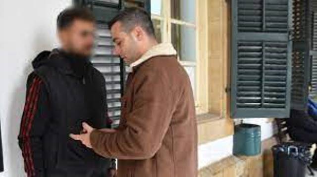 Yerde bulduğu kredi kartından birçok harcama yaptı