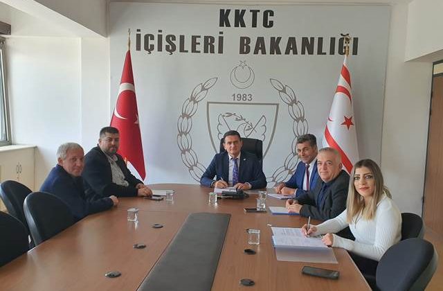 MERİÇ KÖYÜ ASFALT İHALESİ İÇİN İMZALAR ATILDI