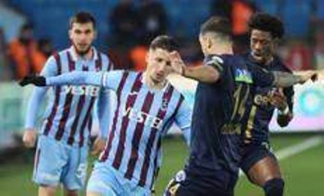 Kasımpaşa’ya kaybeden Trabzonspor’da “istifa” depremi! Tribünler hem yönetimi hem oyuncuları protesto etti