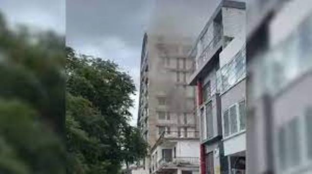 Girne’de Güzellik ve SPA merkezinde yangın çıktı duman nedeniyle binanın dış kaplaması üzerine çıkarak orada mahsur kalan iki çalışan itfaiye ekiplerince kurtarıldı
