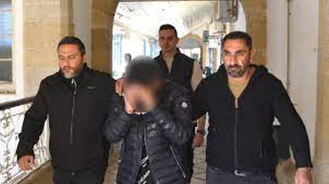 Evinin yatak odasında içlerinde uyuşturucu olan 5 adet sarma sigara izmariti bulundu teminata bağlandı