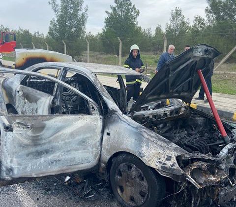 Lefkoşa’da meydana gelen trafik kazasında bir araç tamamen yandı.