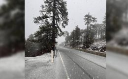 Trodos’ta soğuk havanın etkisi ile kar yağışı başladı