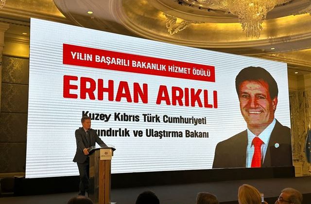 Erhan Arıklı’ya Uluslararası Kalite Zirvesi kapsamında Yılın En Başarılı Bakanlık Hizmet Ödülü takdim edildi.