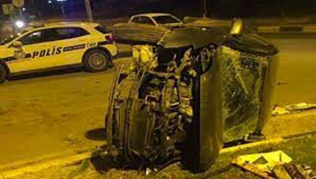 3 ayrı kaza 3 sürücü de alkollü içki tesiri altında araç kullandı araçlardan biri yan yattı 3 sürücü de polis tarafından tutuklandı