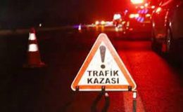 Yeşilyurt’ta dikkatsizlik ve aşırı sürat kaza getirdi, direksiyon hakimiyetini kaybeden sürücü önce taş duvara sonrasında da park halindeki araca çarptı