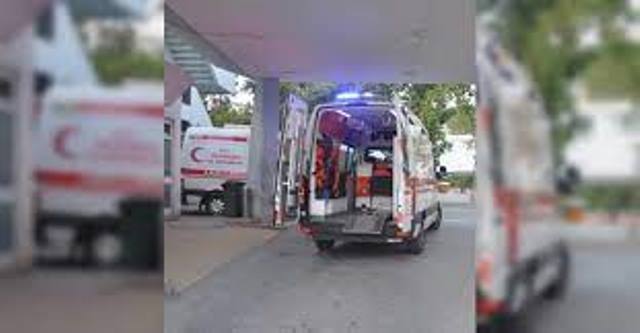 Alayköy Sanayi Bölgesinde bir kaporta boya dükkanında çalışan Sinan Kabacıklı 2 metre yükseklikteki iskele üzerinden düşerek ağır yaralandı