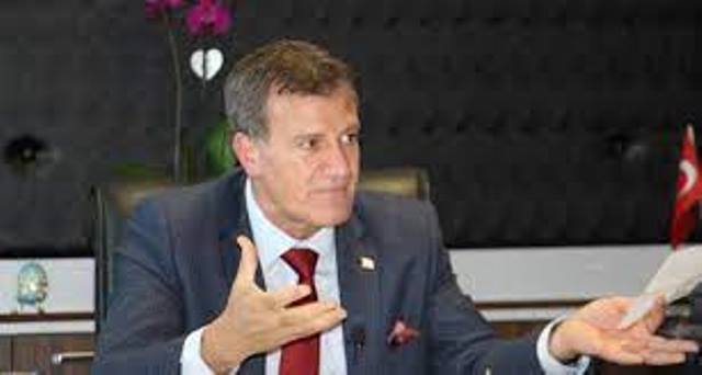 Arıklı kurultayda kendisine rakip olan Talip Atalay’a salvo atışlar yaparak onu siyaset alanında tecrübesizlikle suçladı