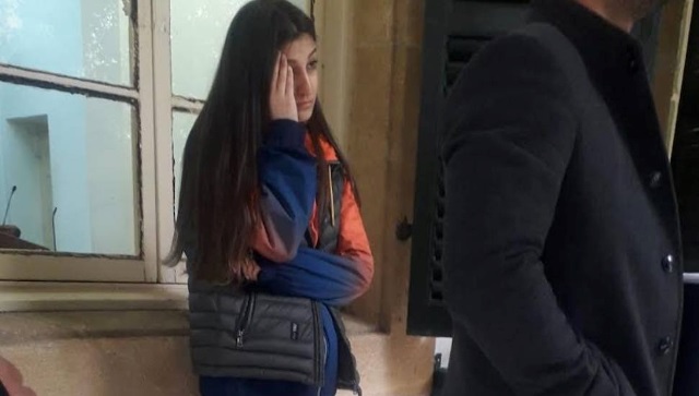Lefkoşa Kaza Mahkemesinde davası görülen erkek arkadaşına cezaevi aracına bindirilirken verdiği madde nedeniyle tutuklandı