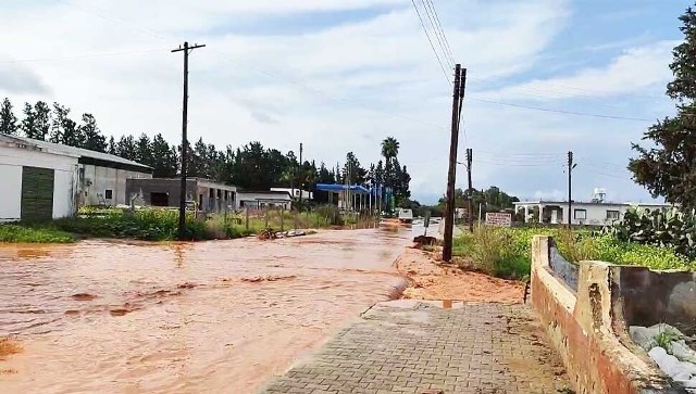 Aşırı yağışlar Güzelyurt Bölgesinde Bostancı’da derenin taşmasına neden oldu