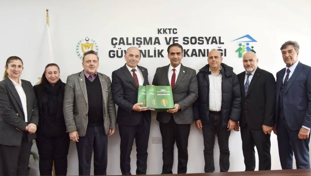 Şehit Aileleri Derneği, “Şehitler Ölmez” albümünü Sadık Gardiyanoğlu’na takdim etti
