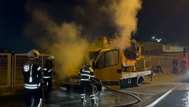 Seyir halindeki vinçli kamyonun elektrik aksamlarında meydana gelen kısa devre nedeniyle yangın çıktı