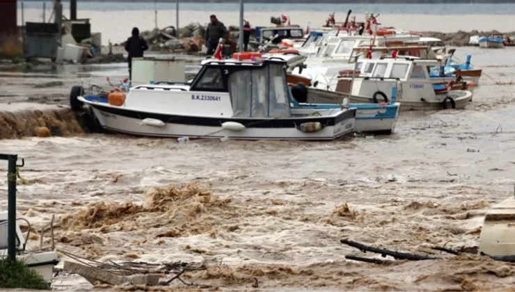 Çanakkale’yi vuran sağanak Kepez Çayı’nı taşırdı, kentte motosiklet ve motokuryelerin trafiğe çıkışı yasaklandı