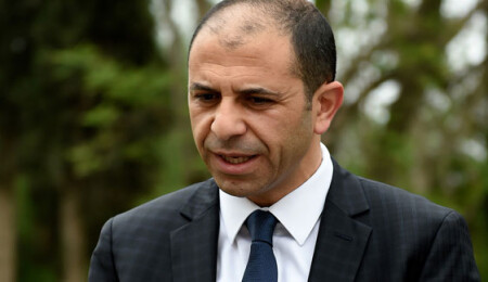 Özersay ‘ Hakkında soruşturma açılan Bakanlık müdürü görevden uzaklaştırılmalı”