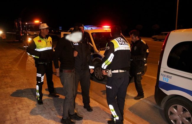Girne’de ehliyetsiz araç kullanan Z.Z kendisini durdurmaya çalışan polise çarparak yaralanmasına neden oldu