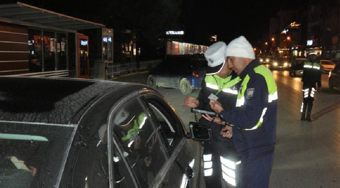 Ülke genelinde gerçekleşen polis denetimlerinde 2 bin 147 araç sürücüsü kontrol edildi, 462 sürücü rapor edildi, 40 araç trafikten men edildi
