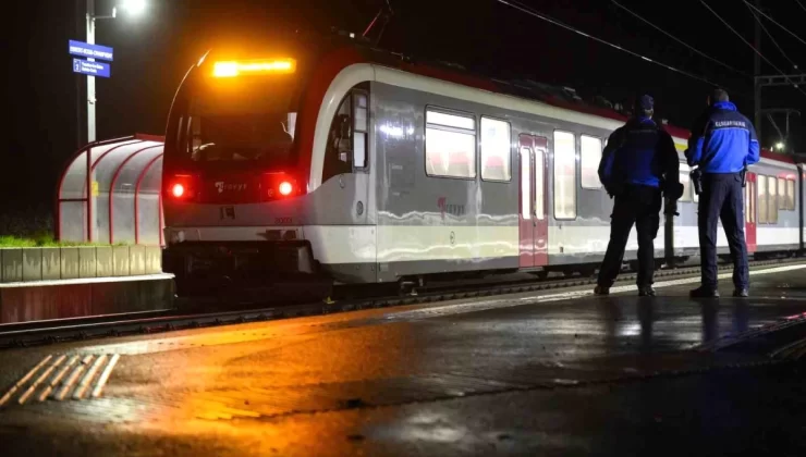 Trendeki yolcuları rehin alan saldırgan polis tarafından vurularak öldürüldü