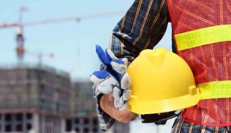 Gaziveren’de yapımı devam eden bir inşaatta başına 8’nci kattan tahta düşerek hayatını kaybetti