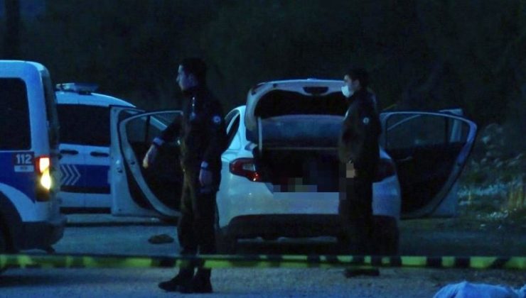 Gemikonağı’nda yol kenarında park halindeki aracın bagajından gitar çalan iki şahıs tutuklandı