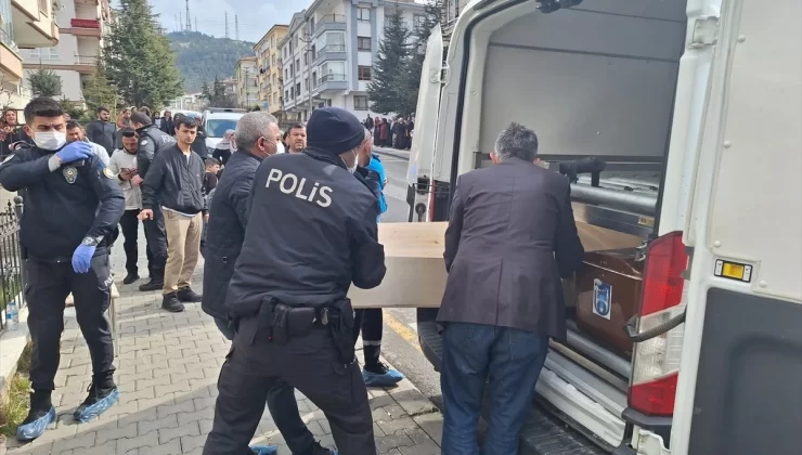 77 yaşındaki adam eşini ve oğlunu öldürdü