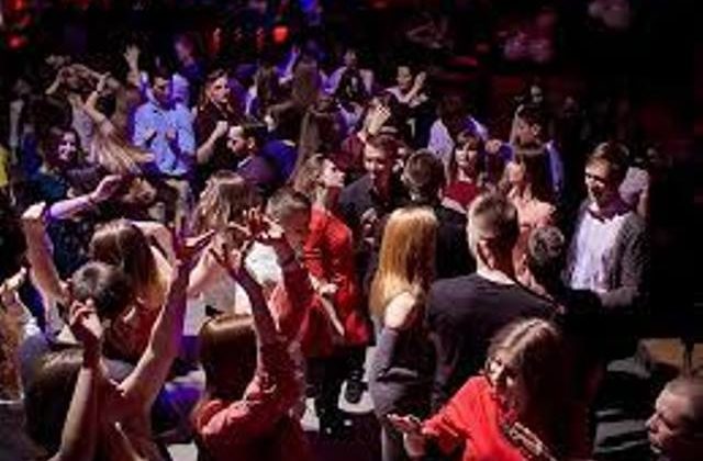 Lefkoşa’da bir eğlence mekanında, görevlileri tehdit edip rahatsızlık veren şahıslardan 3’ü tutuklandı, 1’i aranıyor