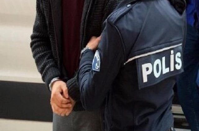 Çatalköy Belediyesi önünce alkollü bir şahıs fazla gelen su faturası nedeniyle bıçak çekerek korku yarattı