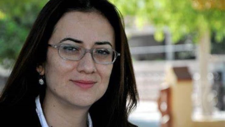 Doğuş Derya ” Ziya Öztürkler’in Ada Kent Üniversitesi’nden rüşvet aldığına dair iddialar var, Ünal Üstel’in Başbakan olmasından, Erhan Arıklı’nın bakan olarak gezmesinden, Utanıyorum”