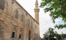 Yeniboğaziçi Cami içerisinde bulunan yardım kutusu içerisindeki 600 TL sirkat edildi, zanlı olarak 1 kişi tutuklandı