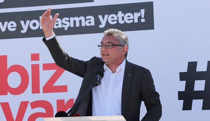 Erhürman “Umudu kaybetmeyin, yurdunuzdan umudu kesmeyin. Biz varız, biz yöneteceğiz, Narenciye ve üniversite Güzelyurt’un can damarıydı, aynı yıl içinde iki can damarı da koparttılar”