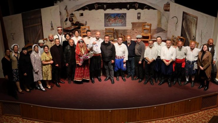 Alikko ile Caher, İki perdelik komedi türündeki oyunları ile tiyatro severler tarafından dakikalarca ayakta alkışlandı