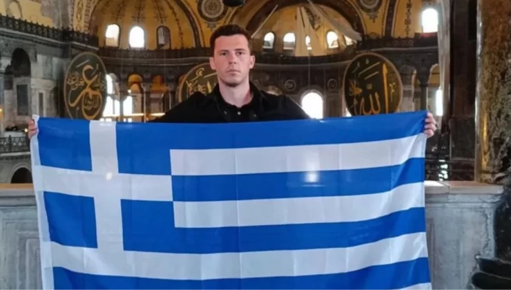 Ayasofya’da provokasyon! Yunan turist bayrak açıp fotoğrafı da skandal bir notla paylaştı