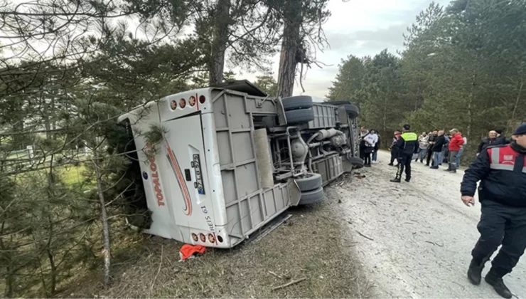Bolu’da freni boşalan minibüs devrildi: 14 yaralı