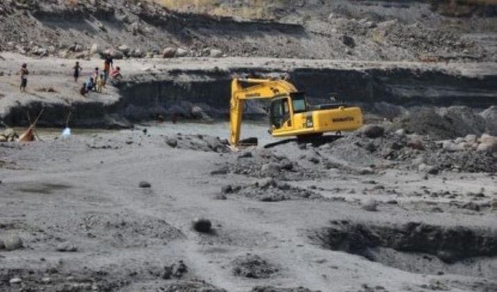 Dilekkaya’da Ağıllar Bölgesinde çalışmakta olan bir kepçenin kabin kısmında yangın meydana geldi