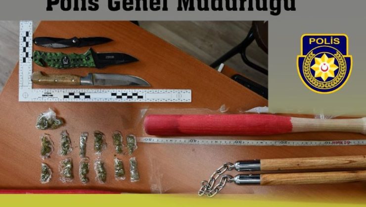 Lefkoşa’da CÖŞ ekibi tarfından gerçekleştirilen operasyonda iki gencin üzerinden uyuşturucu beyzbol sopası, 2 adet bıçak ve mınçıkayı çıktı