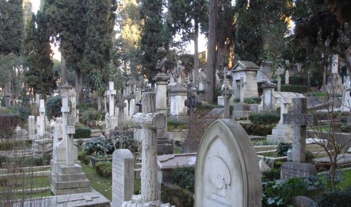 Güney’de Dromolaksia (Mormenekşe) mezarlığındaki mezarlara ve mezarlık içerisindeki Şapele zarar verildi