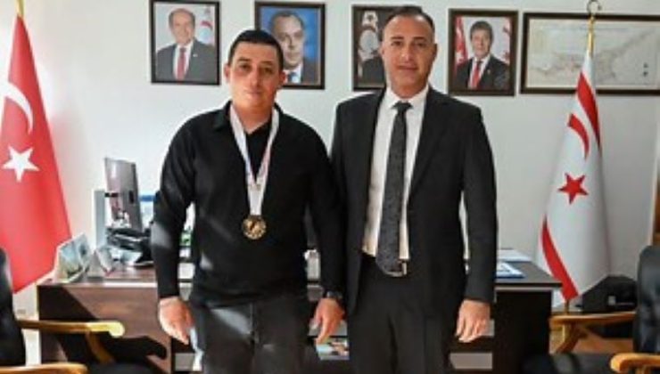 Başbakanlık Müsteşarı Hüseyin Cahitoğlu,  Türkiye Skeet Federasyon Kupası’nda şampiyon olan Milli Atıcı Cemre Bumin’i kabul etti.