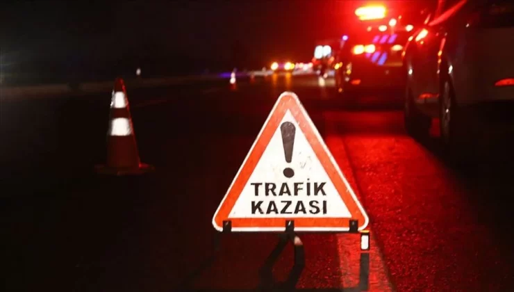 Yonca Kavşağı – Ercan Anayolu üzerinde meydana gelen kazada orta refüjün bordür taşlarına çarpan araç bilgi verici levhaya çarparak yan yattı