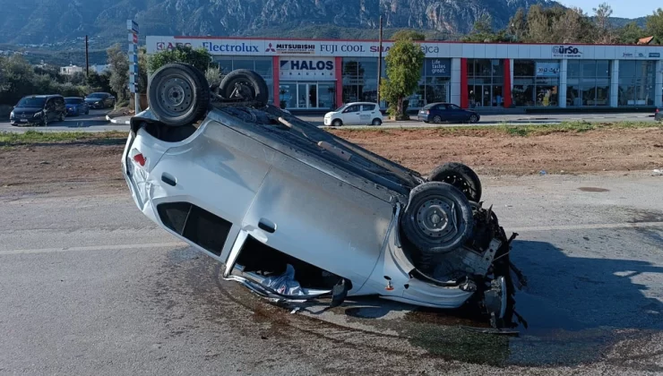 Alsancak’ta meydana gelen trafik kazasında bir araç devrildi 1 kişi yaralandı