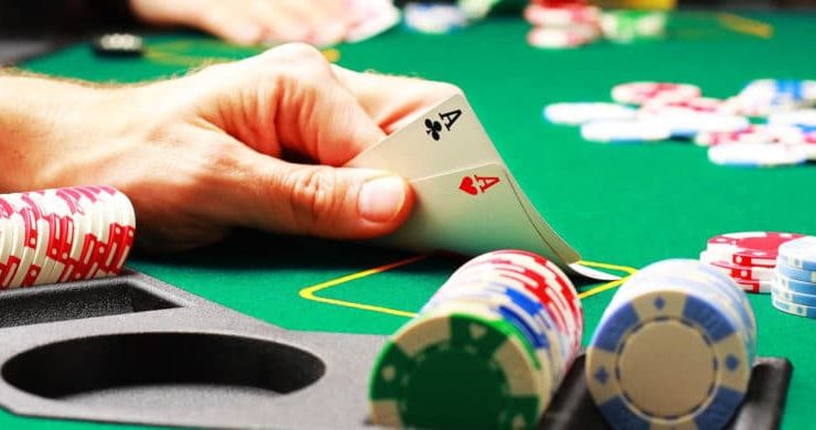 Kaleburnu’nda bir kahvehanede pokerize oynayan 4 kişi ile kahvehane işletmeci hakkında yasal işlem başlatıldı