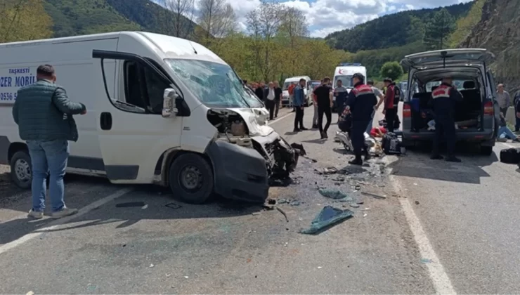Bolu’da üniversite öğrencilerini taşıyan panelvan kaza yaptı: 3’ü ağır 15 yaralı