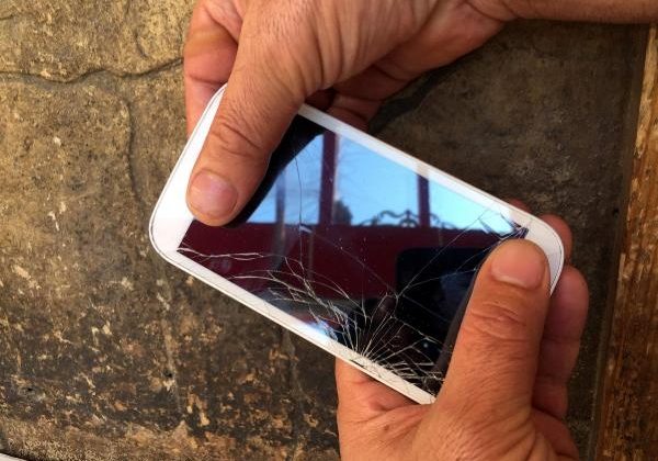 Yerde bulduğu cep telefonunu çalınca tutuklandı
