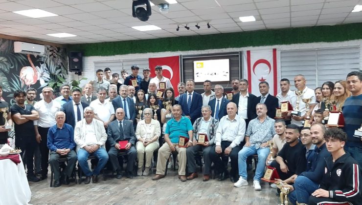 Güreşte ödüller verildi