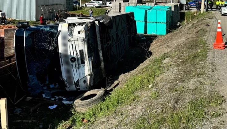 Malatya’da otomobille çarpışan otobüs devrildi: 22 yaralı