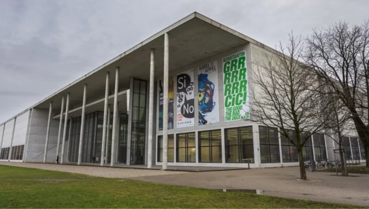 Sanat galerisinde gizlice kendi eserini sergileyen çalışan kovuldu