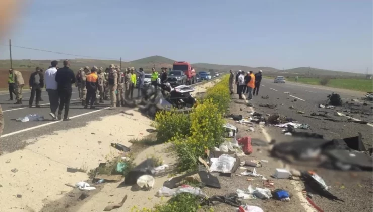 Şanlıurfa’da otomobil ile kamyon çarpıştı! 1’i polis 4 kişi hayatını kaybetti