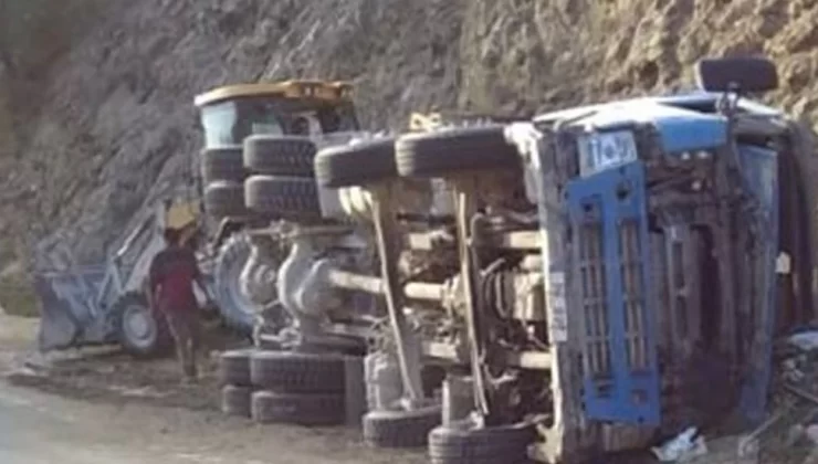 Geçitköy – Girne Anayolunda beton mikseri sağa meyilli viraj üzerinde devrildi