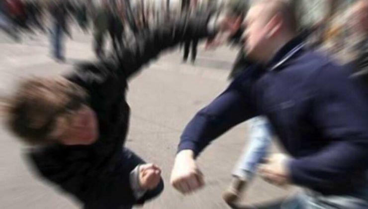 Kavga ettiği bir kişinin yüzüne yumruk vurarak bir dişini kırarken gözlüğünü de kırıp hasara uğrattı