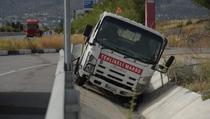 Girne – Lefkoşa Anayolunda boş tüp yüklü kamyonet devrildi 1 yaralı
