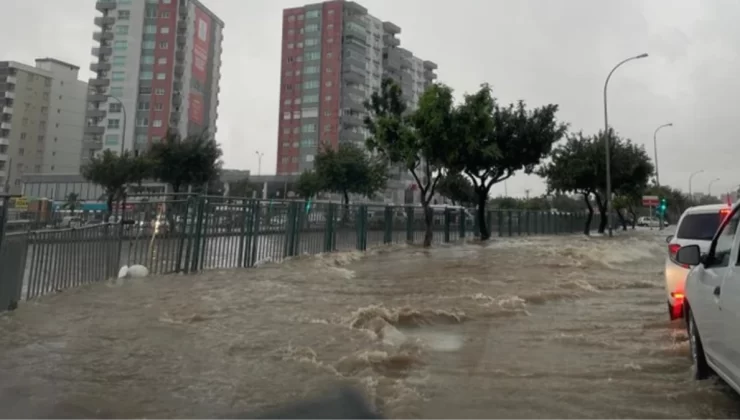 Adana’da yağmurda yollar göle döndü, evleri su bastı