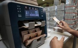 Merkez Bankası’ndan mevduat adımı, kısa vadeli TL mevduat için zorunlu karşılık oranı yüzde 8’den yüzde 12’ye, uzun vadeli mevduat için ise sıfırdan yüzde 8’e çıkarıldı.